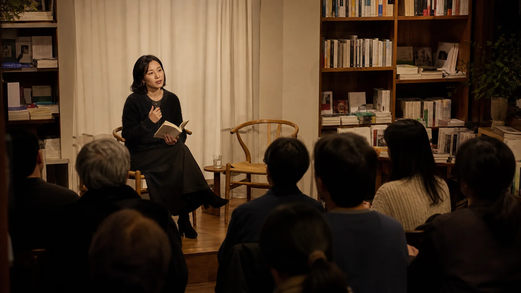 서울의 작은 서점에서 열린 한국인 작가의 저녁 북토크